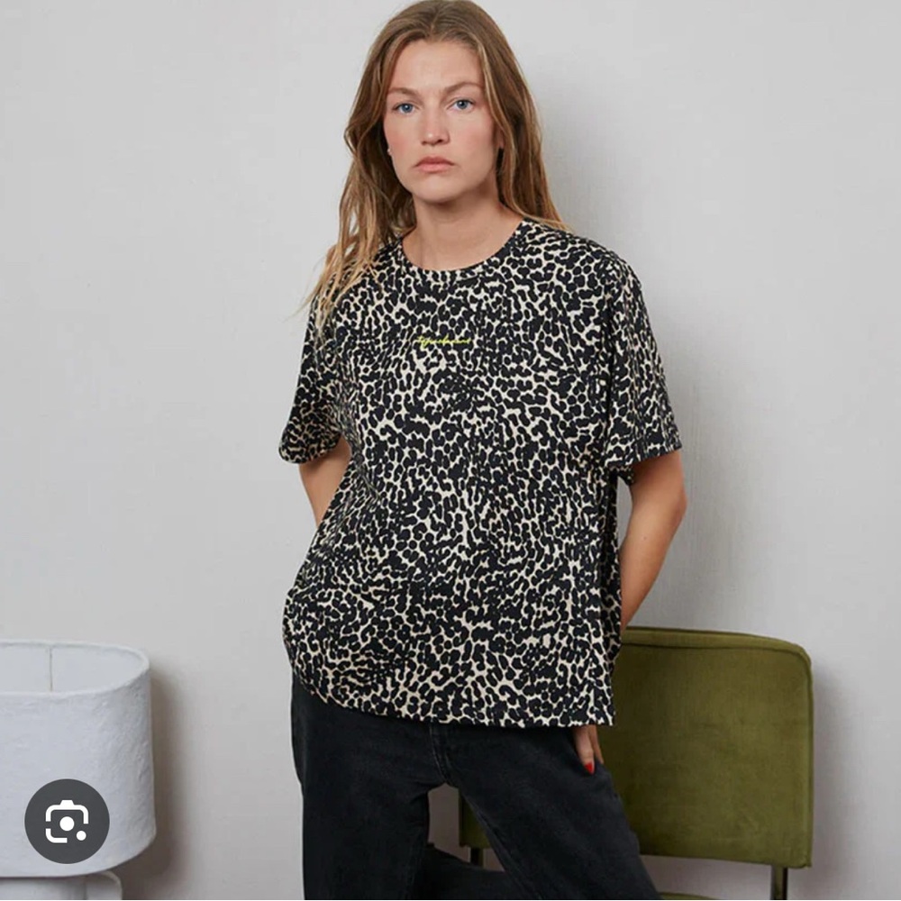 Tajinebanane Leopard Print Women's Tee - Breastfeeding friendly